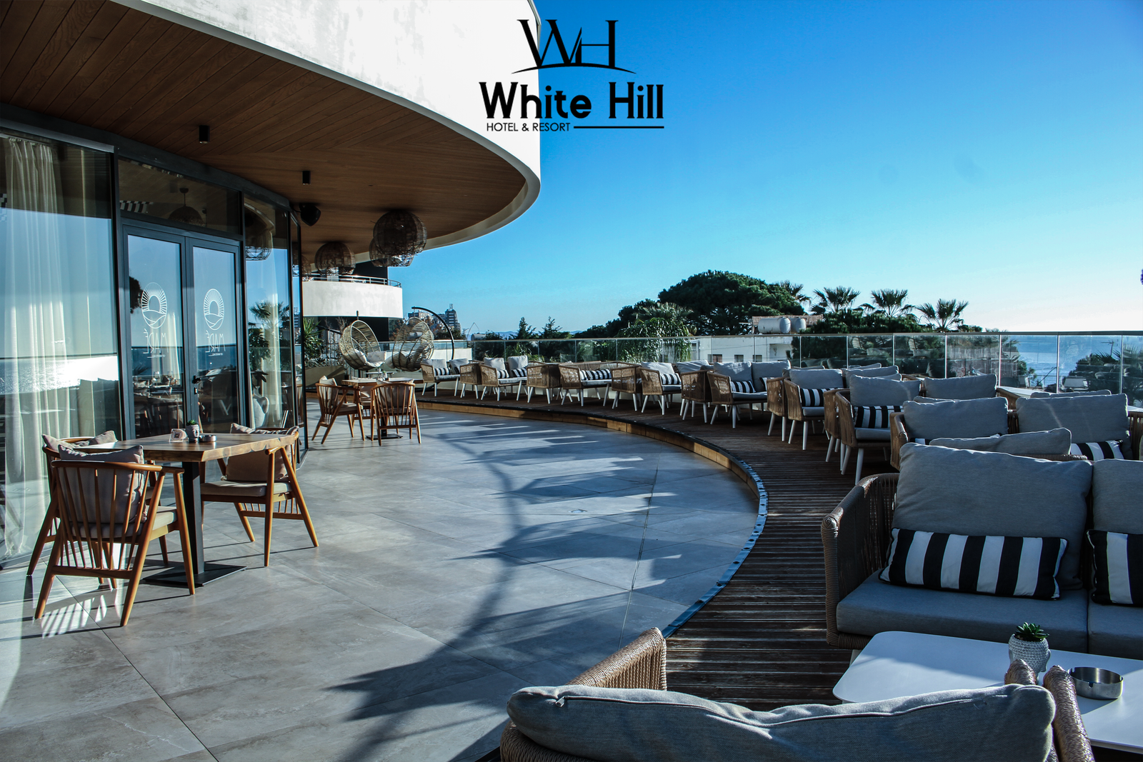 White Hill Resort është një prej hoteleve më luksoze dhe të mahnitshme në bregdetin e Durresit. Ky resort i veçantë ndodhet në një ambient të pazakontë, ku bukuria e natyrës dhe komoditeti takohen në një harmoni tërheqëse për të gjithë vizitorët. Dhomat e hotelit në White Hill Resort janë të dizajnuara me kujdes për të siguruar një përvojë të jashtëzakonshme për udhëtarët. Secila dhomë është e përshtatur me elemente moderne, ndriçim të natyrshëm dhe pamje të mrekullueshme drejt detit ose gjelbërimin e mrekullueshëm të natyrës. Dhomat e hotelit ofrojnë një gamë të gjerë të shërbimeve të larta, duke përfshirë krevate të rehatshme, banjot private të mëdha, ajër të kondicionuar, mini-bar, televizorë të shkëlqyeshëm dhe akses në internet pa kufi. Për më tepër, vizitorët kanë mundësi të zgjedhin mes dhomave me pamje drejt detit ose atyre me pamje të bukur nga pyjet dhe kopshtet e rrethit. Në shtëpinë e restorantit, të cilën e shpërndanë disa restorante, që nga ato me pamje të mrekullueshme të detit deri te ato të specializuara në kuzhinën lokale dhe ndërkombëtare, vizitorët mund të shijojnë kuzhinën e shkëlqyer dhe shërbimin e shkëlqyer. Përveç kësaj, White Hill Resort ofron edhe shërbime shtesë si pishina e jashtme, qendra fitnesi, aktivitete sportive në plazh, si dhe spa dhe qendra relaksimi për të ofruar një përvojë të plotë të stresit dhe relaksimit. Me një ambient të mrekullueshëm, shërbime të larta dhe pamje të mahnitshme, White Hill Resort në Durres është një destinacion i përjashtëm për udhëtimin tuaj në bregdetin e Adriatikut. Fix: +355 52 504 100 Cel: +355 69 313 66 66 Adresa: Rruga e Currilave, 2001, Durres, Albania Email: info@whitehillhotel.al Web: www.whitehillhotel.al Instagram: whitehill.hotel Facebook: White Hill Hotel