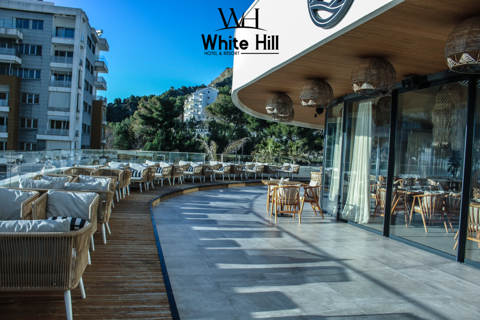 White Hill Resort është një prej hoteleve më luksoze dhe të mahnitshme në bregdetin e Durresit. Ky resort i veçantë ndodhet në një ambient të pazakontë, ku bukuria e natyrës dhe komoditeti takohen në një harmoni tërheqëse për të gjithë vizitorët. Dhomat e hotelit në White Hill Resort janë të dizajnuara me kujdes për të siguruar një përvojë të jashtëzakonshme për udhëtarët. Secila dhomë është e përshtatur me elemente moderne, ndriçim të natyrshëm dhe pamje të mrekullueshme drejt detit ose gjelbërimin e mrekullueshëm të natyrës. Dhomat e hotelit ofrojnë një gamë të gjerë të shërbimeve të larta, duke përfshirë krevate të rehatshme, banjot private të mëdha, ajër të kondicionuar, mini-bar, televizorë të shkëlqyeshëm dhe akses në internet pa kufi. Për më tepër, vizitorët kanë mundësi të zgjedhin mes dhomave me pamje drejt detit ose atyre me pamje të bukur nga pyjet dhe kopshtet e rrethit. Në shtëpinë e restorantit, të cilën e shpërndanë disa restorante, që nga ato me pamje të mrekullueshme të detit deri te ato të specializuara në kuzhinën lokale dhe ndërkombëtare, vizitorët mund të shijojnë kuzhinën e shkëlqyer dhe shërbimin e shkëlqyer. Përveç kësaj, White Hill Resort ofron edhe shërbime shtesë si pishina e jashtme, qendra fitnesi, aktivitete sportive në plazh, si dhe spa dhe qendra relaksimi për të ofruar një përvojë të plotë të stresit dhe relaksimit. Me një ambient të mrekullueshëm, shërbime të larta dhe pamje të mahnitshme, White Hill Resort në Durres është një destinacion i përjashtëm për udhëtimin tuaj në bregdetin e Adriatikut. Fix: +355 52 504 100 Cel: +355 69 313 66 66 Adresa: Rruga e Currilave, 2001, Durres, Albania Email: info@whitehillhotel.al Web: www.whitehillhotel.al Instagram: whitehill.hotel Facebook: White Hill Hotel